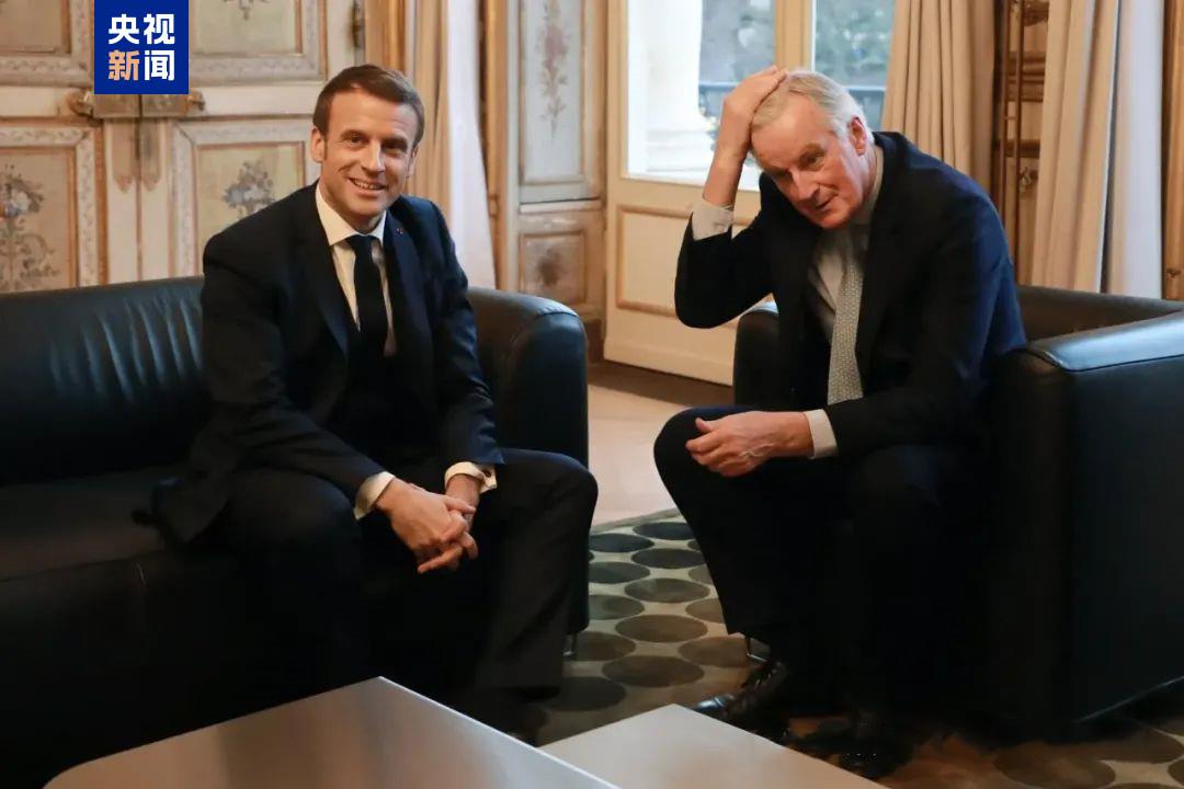 △法国总统马克龙（左）与总理巴尼耶（右）