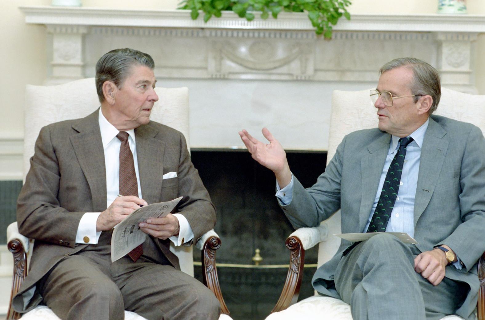 （1988年里根与尼古拉斯·布雷迪，来源：白宫）